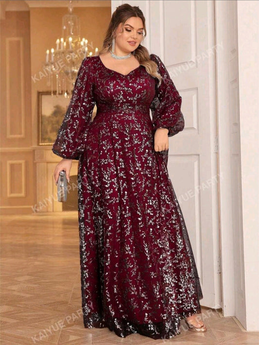 فستان أحمر بأكمام طويلة وفتحت صدر على شكل قلب مزين بزهور صغيرة باللون الفضيّ .